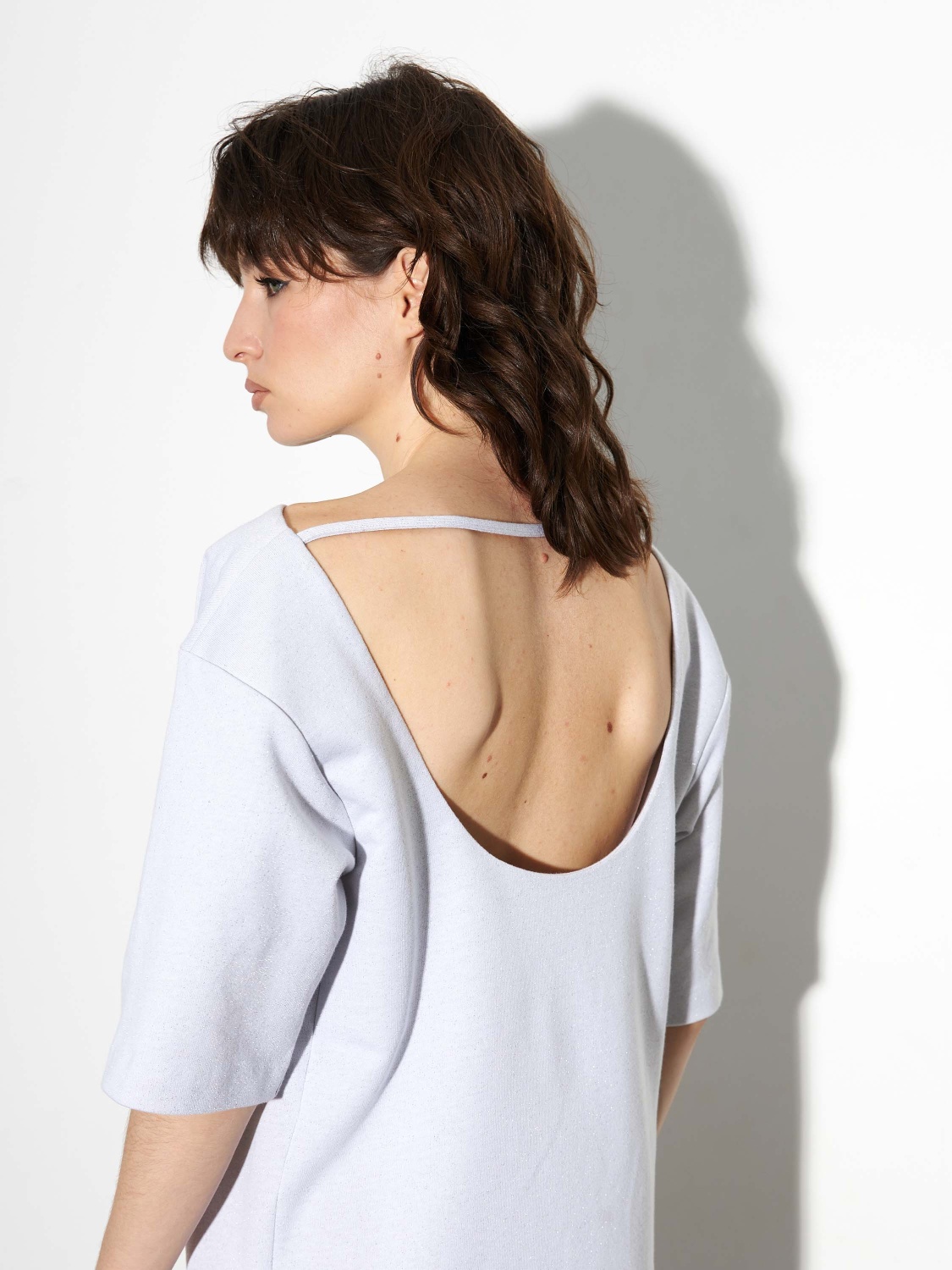 Платье-футболка с открытой спиной из люрекса цвета, размеры, фото